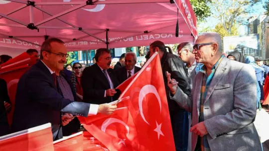 Vali Yavuz sokak sokak gezerek, Türk bayrağı dağıttı