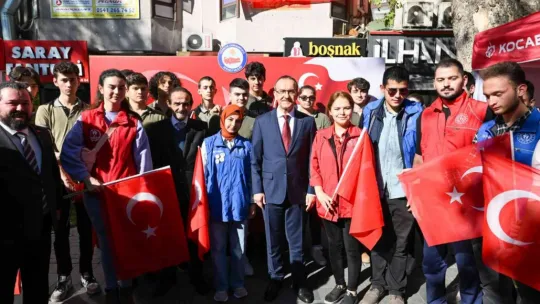 Vali Yavuz sokak sokak gezerek, Türk bayrağı dağıttı