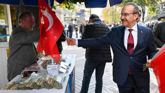Vali Yavuz sokak sokak gezerek, Türk bayrağı dağıttı