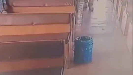 Vapurda yolcu, bir başka yolcunun saçını çakmakla yaktı