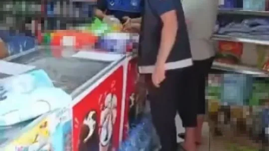 Vatandaş şikayet etti, marketten binlerce tarihi geçmiş ürün çıktı