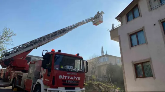 Vatandaşlar yangını meraklı gözlerle izledi
