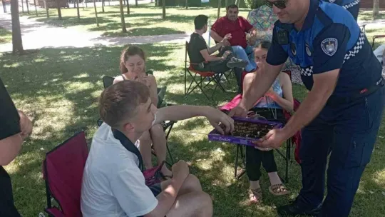 Vatandaşlara çikolata ikram ettiler