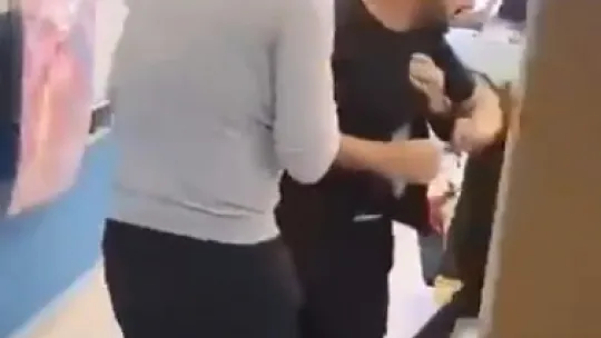 Veli öğrenci dolu sınıfı bastı