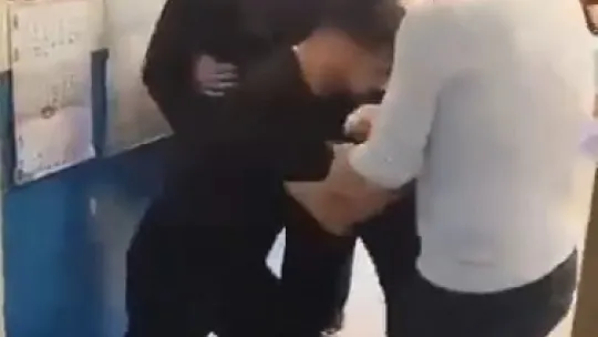 Veli öğrenci dolu sınıfı bastı