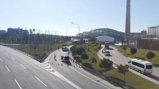 Viraja hızlı giren tır devrildi