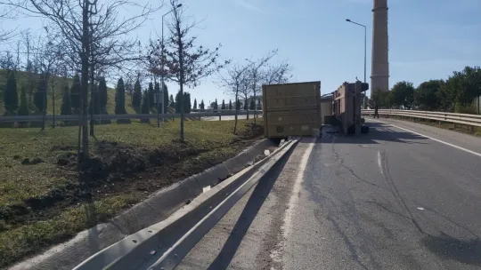 Viraja hızlı giren tır devrildi