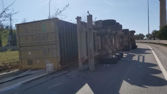 Viraja hızlı giren tır devrildi