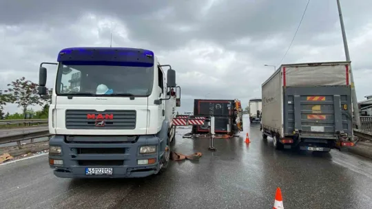 Başiskele'de virajı alamayan tır devrildi