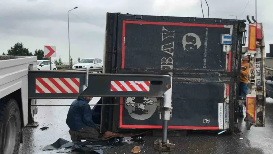 Başiskele'de virajı alamayan tır devrildi