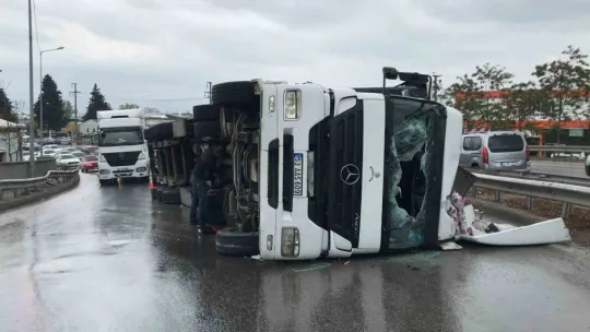 Başiskele'de virajı alamayan tır devrildi