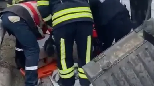 Başiskele'de virajı alamayan tır devrildi
