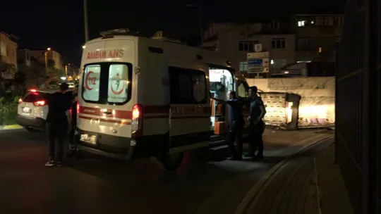 Virajı alamaya kamyonet müftülük binası duvarına çarptı