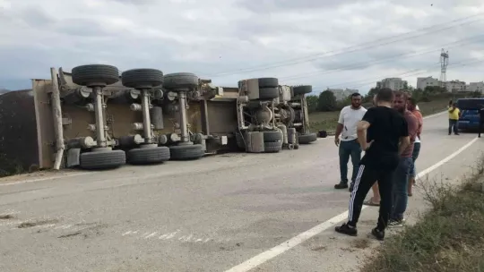 İzmit'te virajı alamayan kamyon devrildi