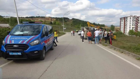İzmit'te virajı alamayan kamyon devrildi