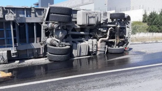 Virajı alamayan TIR böyle yan yattı