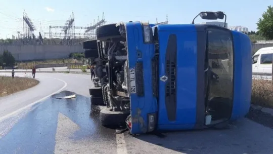 Virajı alamayan TIR böyle yan yattı