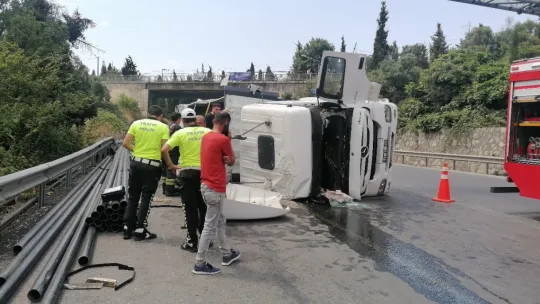 Virajı alamayan tır devrildi