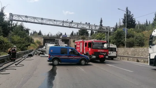 Virajı alamayan tır devrildi