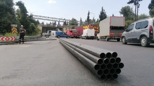 Virajı alamayan tır devrildi