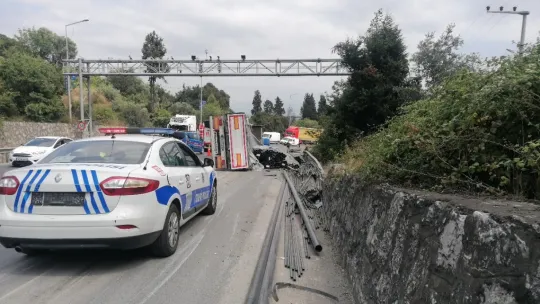 Virajı alamayan tır devrildi