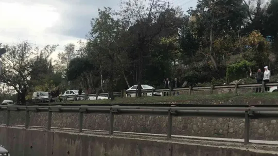 Virajı alamayan tır devrildi, trafik felç oldu