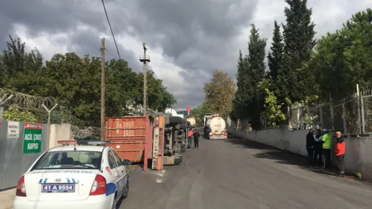 Virajı alamadı fabrika duvarını yıktı