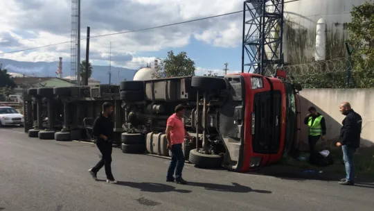 Virajı alamadı fabrika duvarını yıktı