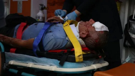 Virajı alamayan tır üzerine devrildiği otomobili hurdaya çevirdi: 2 yaralı!