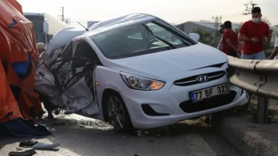 Virajı alamayan tır üzerine devrildiği otomobili hurdaya çevirdi: 2 yaralı!