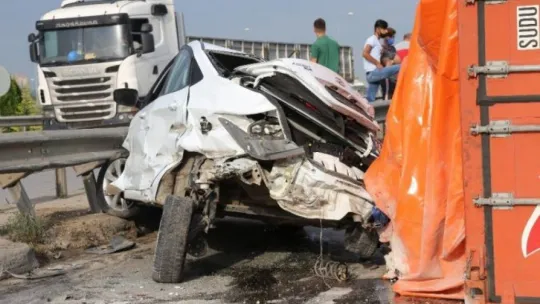 Virajı alamayan tır üzerine devrildiği otomobili hurdaya çevirdi: 2 yaralı!