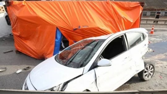 Virajı alamayan tır üzerine devrildiği otomobili hurdaya çevirdi: 2 yaralı!