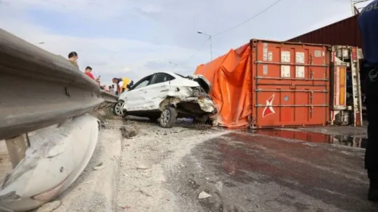 Virajı alamayan tır üzerine devrildiği otomobili hurdaya çevirdi: 2 yaralı!