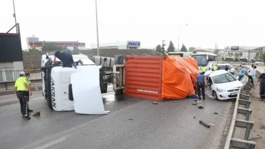 Virajı alamayan tır üzerine devrildiği otomobili hurdaya çevirdi: 2 yaralı!