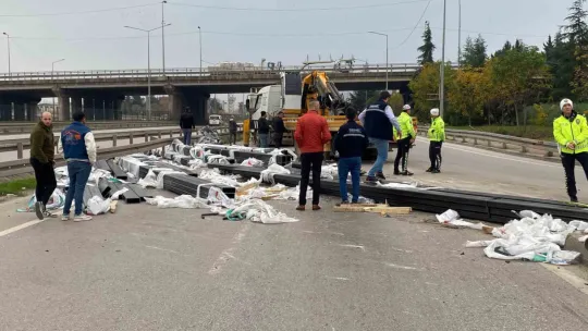 Virajı alamayan tırdan düşen demir profiller yola savruldu