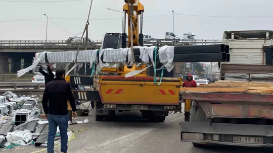 Virajı alamayan tırdan düşen demir profiller yola savruldu