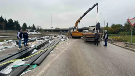 Virajı alamayan tırdan düşen demir profiller yola savruldu