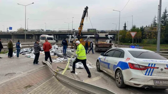 Virajı alamayan tırdan düşen demir profiller yola savruldu