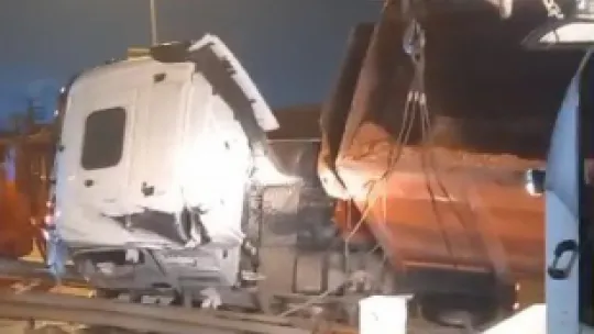 Virajı alamayan yonga yüklü tır devrildi