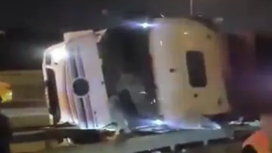 Virajı alamayan yonga yüklü tır devrildi