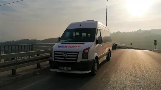 Virajlı yolda kontrolden çıkan otomobil minibüsle çarpıştı: 2 yaralı
