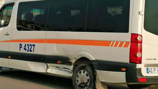 Virajlı yolda kontrolden çıkan otomobil minibüsle çarpıştı: 2 yaralı
