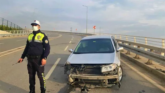 Virajlı yolda kontrolden çıkan otomobil minibüsle çarpıştı: 2 yaralı