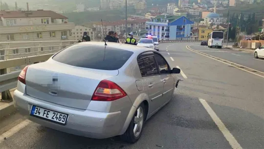 Virajlı yolda kontrolden çıkan otomobil minibüsle çarpıştı: 2 yaralı