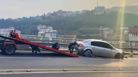 Virajlı yolda kontrolden çıkan otomobil minibüsle çarpıştı: 2 yaralı