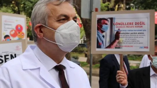 Virüs farkındalığı için beyaz önlükleri sokaklara çıktılar