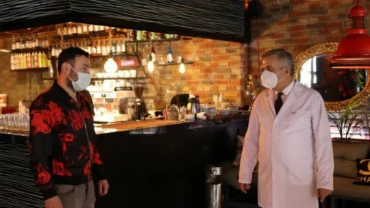 Virüs farkındalığı için beyaz önlükleri sokaklara çıktılar