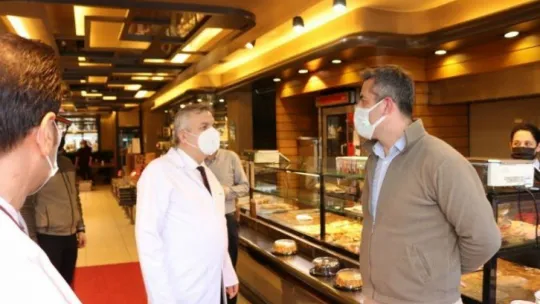 Virüs farkındalığı için beyaz önlükleri sokaklara çıktılar