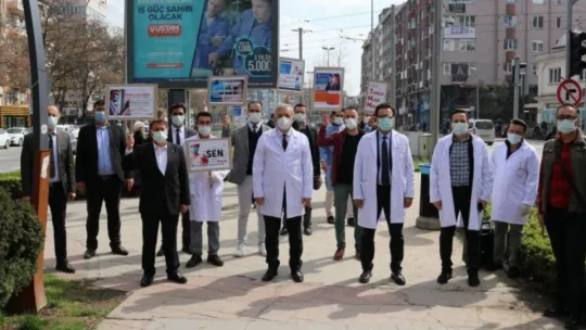 Virüs farkındalığı için beyaz önlükleri sokaklara çıktılar