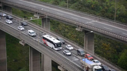 Viyadük ve rampalarda bayram trafiği yoğunluğu